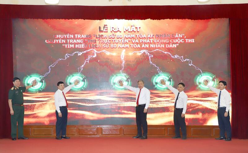 Các đại biểu bấm nút ra mắt Chuyên trang đặc biệt “Lịch sử 80 năm Tòa án nhân dân”, Thi trực tuyến và phát động Cuộc thi “Tìm hiểu lịch sử 80 năm Tòa án nhân dân”. Ảnh: Báo Công lý
