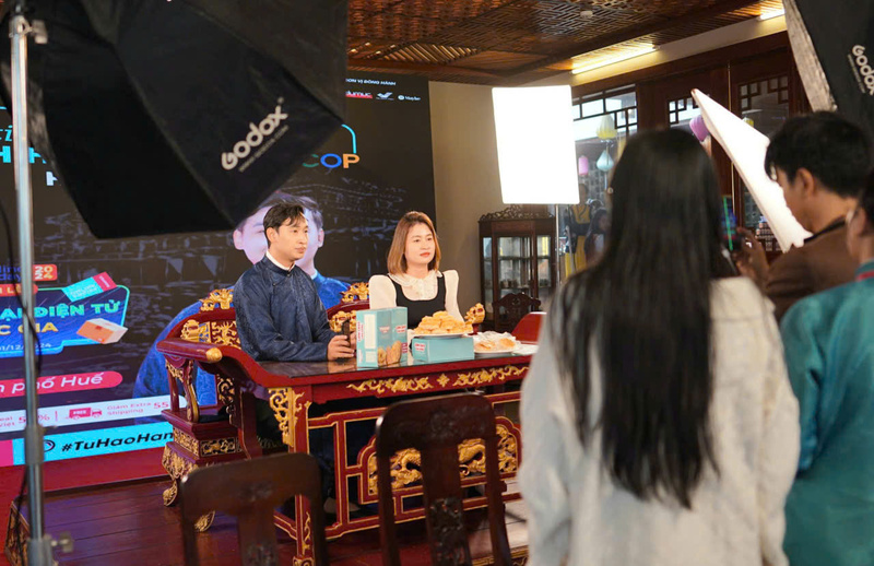 Chuẩn bị buổi livetream bán hàng trực tuyến của một doanh nghiệp tại thành phố Huế. Ảnh: Nguyễn Tuấn