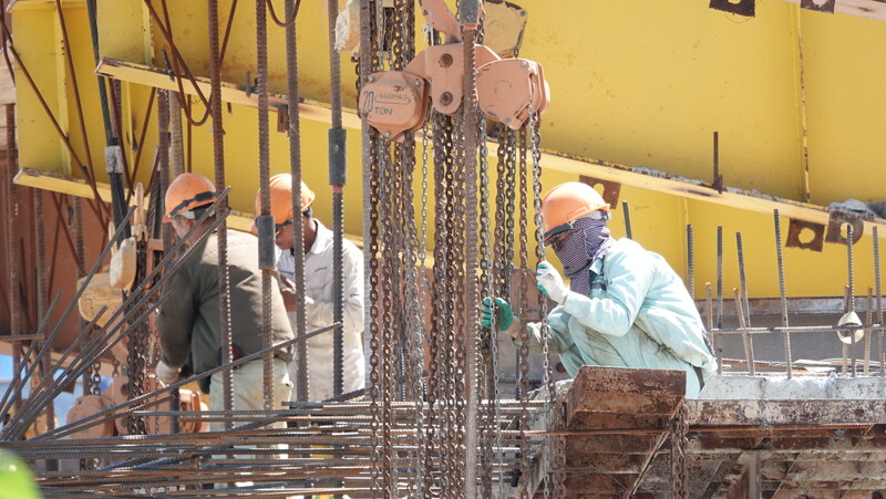 Theo ghi nhận của phóng viên Báo Công Thương, tại hiện trường rất đông công nhân đang thi ông mặc dù thời tiết rất nóng bức