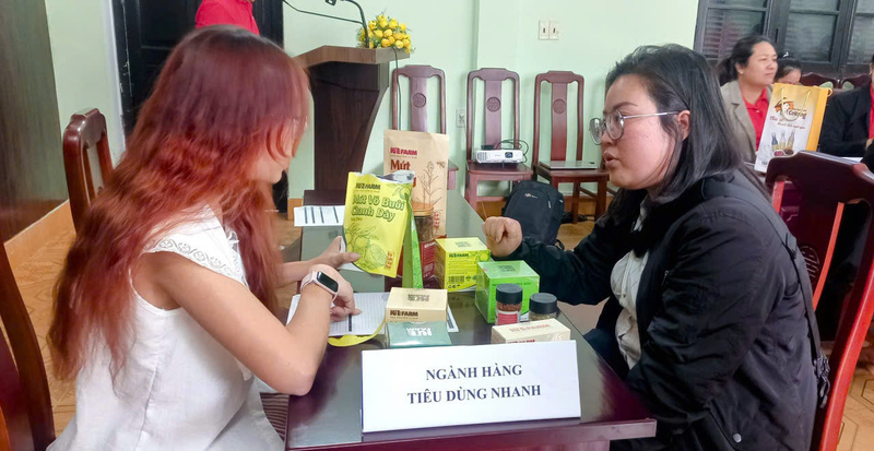 Buổi tư vấn trực tiếp giữa đơn vị phân phối sản phẩm với chủ doanh nghiệp trước khi đưa lên kệ hàng các sàn thương mại. Ảnh: Nguyễn Tuấn