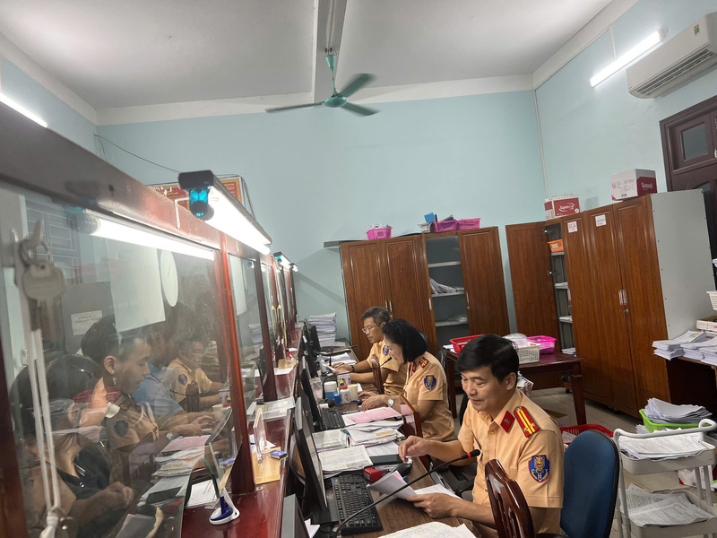 Sự chu đáo, tận tụy của cảnh sát giao thông tỉnh Bắc Ninh đã để lại ấn tượng tốt trong nhân dân. Ảnh: SVH
