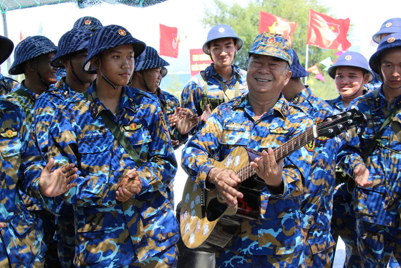 Những nụ cười tỏa sáng trong những giờ giải lao tại thao trường của những người lính Hải quân. Ảnh: HQ