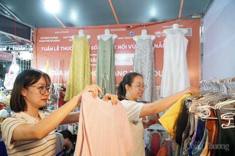 Người dân, du khách tham quan, mua sắm tại các gian hàng triển lãm sản phẩm OCOP, sản phẩm đặc trưng địa phương trong khuôn khổ Tuần lễ Thương mại số và Kết nối vùng Đà Nẵng 2025