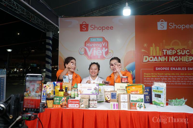 Chị Nguyễn Thị Thu Hiền (ở giữa) trong phiên livestream giới thiệu sản phẩm tối 1/8 tại Tuần lễ Thương mại số và Kết nối vùng Đà Nẵng 2025