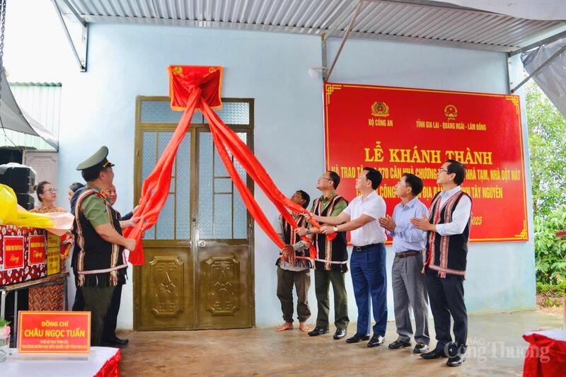 Lãnh đạo Bộ Công an cùng lãnh đạo các tỉnh Gia Lai, Lâm Đồng, Quảng Ngãi cắt băng khánh thành, bàn giao nhà cho ông Bên.