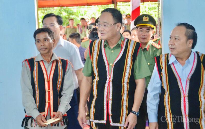 Ông Bên (lề trái) xúc động khi được bàn giao nhà mới