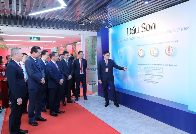Phó Thủ tướng nghe giới thiệu về những mốc son trong hành trình xây dựng và phát triển của VietinBank. Ảnh: VGP/Hải Minh
