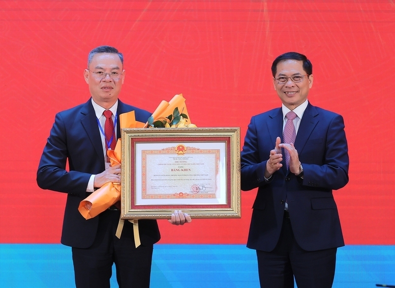 Phó Thủ tướng trao tặng Bằng khen của Thủ tướng Chính phủ cho Đảng ủy VietinBank. Ảnh: VGP/Hải Minh