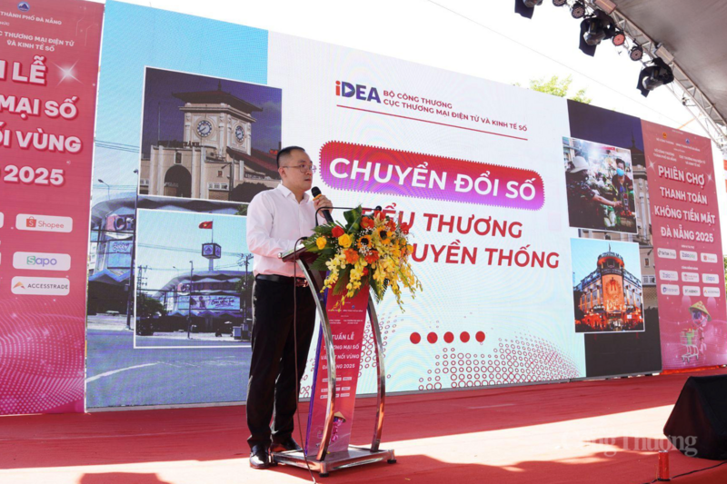 Đại diện Cục Thương mại điện tử và Kinh tế số giới thiệu chương trình chuyển đổi số tiểu thương chợ truyền thống
