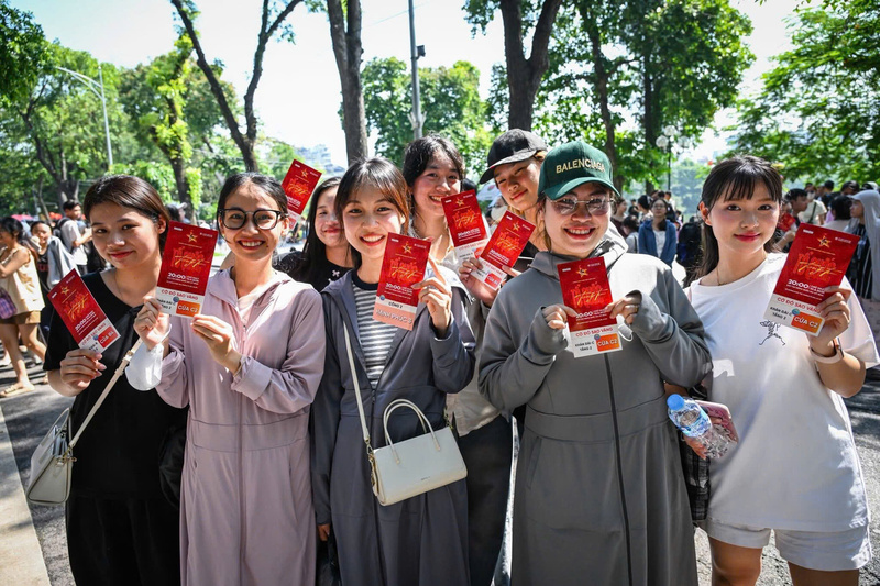 Người dân háo hứng nhận vé chương trình “Tổ quốc trong tim”. Ảnh: Báo Nhân Dân