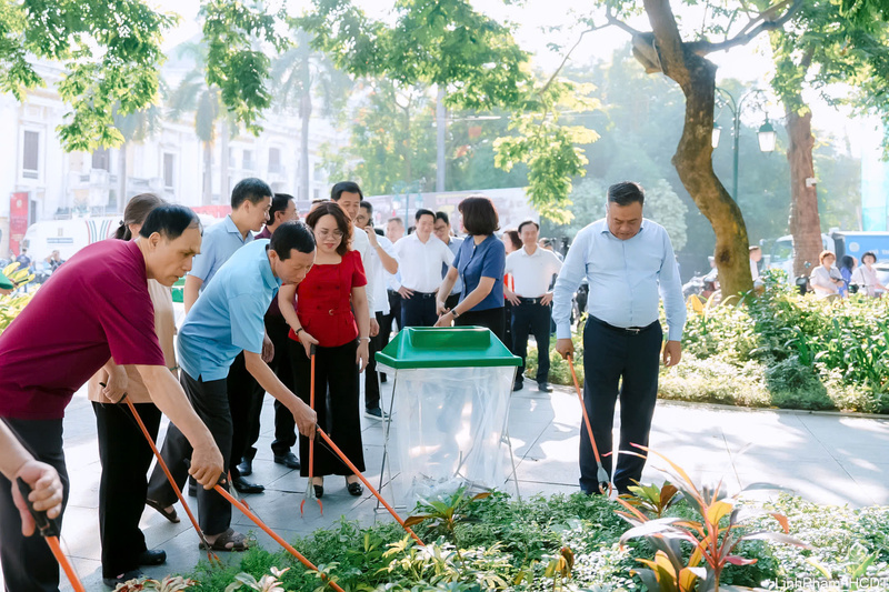 Lãnh đạo Thành phố Hà Nội cùng công nhân môi trường của Công ty TNHH MTV Đô thị Hà Nội tham gia dọn rác, làm vệ sinh môi trường. Ảnh Linh Phạm