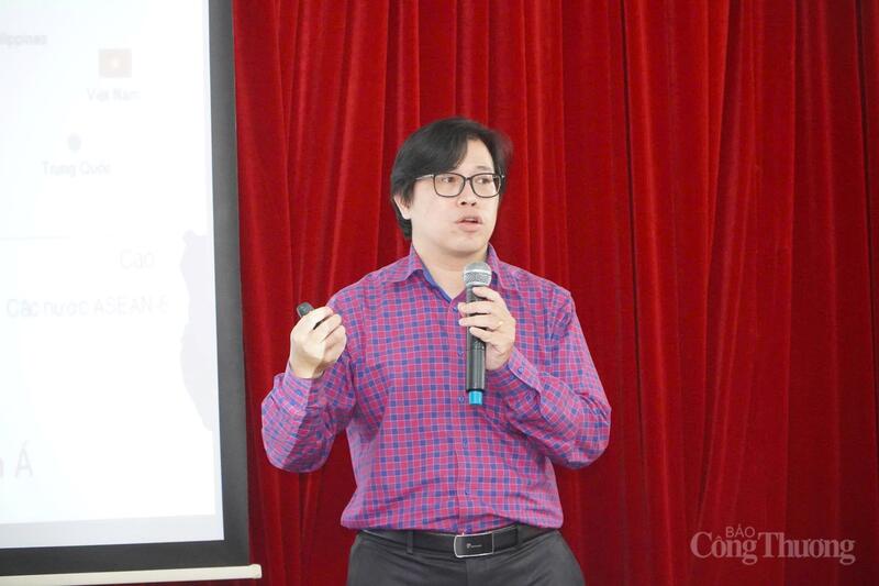 Phó Giám đốc Trung tâm khởi nghiệp sáng tạo TP. Hồ Chí Minh Nguyễn Minh Hiếu chia sẻ tại hội thảo
