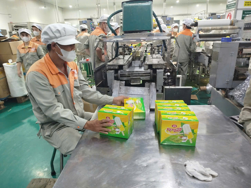 Các công nhân đóng gói kem tại nhà máy của Công ty Cổ phần Kem Hùng Linh MN Hòa Bình. Ảnh: Hải Sơn