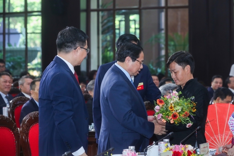 Thiếu nhi thôn Kho Vàng bị sạt lở năm 2024 tặng hoa Thủ tướng