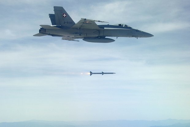 Tên lửa không đối không tầm trung tiên tiến AIM-120 (AMRAAM). Ảnh: Defense news