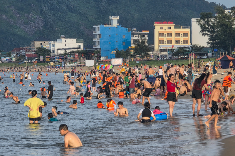 Bãi biển Thiên Cầm chật kín du khách dịp cuối tuần