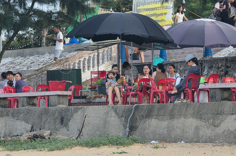 Các hộ kinh doanh ven bờ biển cũng thu hút du khách đến giải khát, nhìn ngắm bãi biển