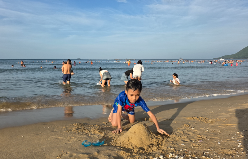 Trẻ em vui chơi thỏa thích trên bãi cát mịn