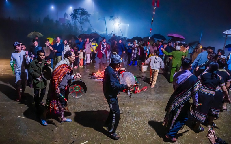 Du khách trải nghiệm lễ hội truyền thống cùng người dân bản địa. Ảnh: Quảng Phú