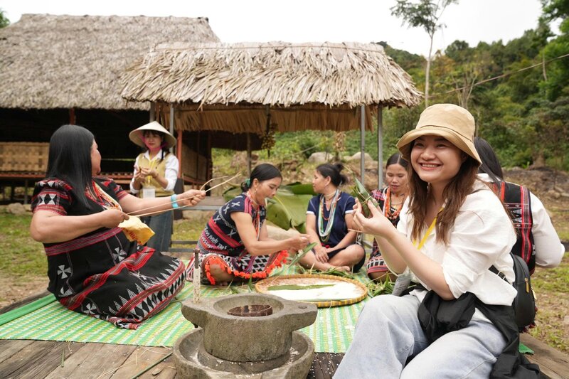 Du khách thích thú trải nghiệm các món ăn truyền thống. Ảnh: Quảng Phú