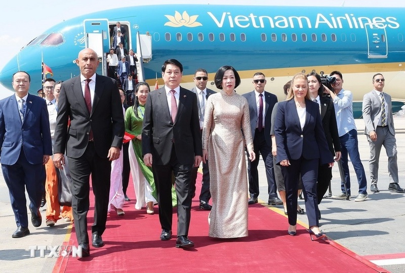 Chủ tịch nước Lương Cường và Phu nhân tại sân bay quốc tế Cairo, Ai Cập. Ảnh: Lâm Khánh/TTXVN