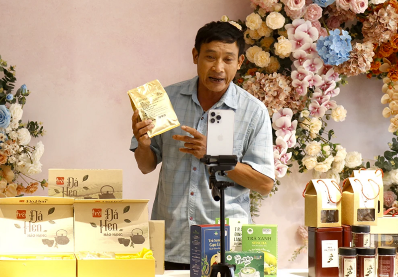 Ông Nguyễn Văn Thanh, Giám đốc Hợp tác xã sản xuất và chế biến chè Đá Hen livestream giới thiệu sản phẩm chè Đá Hen. Ảnh: H.N