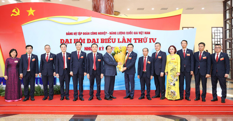 Thủ tướng Chính phủ Phạm Minh Chính tặng hoa chúc mừng đại hội
