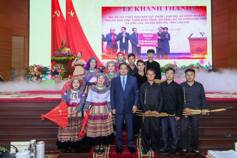 Đội văn nghệ thôn Kho Vàng, Lào Cai bị sạt lở năm 2024 chụp ảnh với Thủ tướng