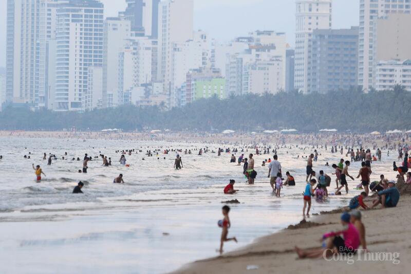 Du khách tắm biển trên bãi biển Nha Trang, tỉnh Khánh Hoà. Ảnh: Xuân Ngọc