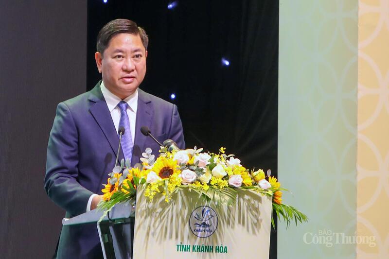 Ông Trần Quốc Nam, Chủ tịch UBND tỉnh Khánh Hoà phát biểu tại Hội nghị gặp mặt doanh nghiệp, nhà đầu tư trên địa bàn năm 2025. Ảnh: Xuân Ngọc