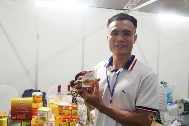 Anh Phan Trường Sơn, nhân viên kinh doanh đại lý phân phối Trường Mi, thuộc Công ty Cổ phần Nông sản Bắc Kạn.