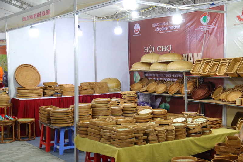 Với hàng trăm gian hàng đặc sắc, Hội chợ hàng Việt là cơ hội vàng để doanh nghiệp quảng bá, tiếp cận người tiêu dùng và mở rộng thị trường bền vững. Ảnh: Thanh Tuấn