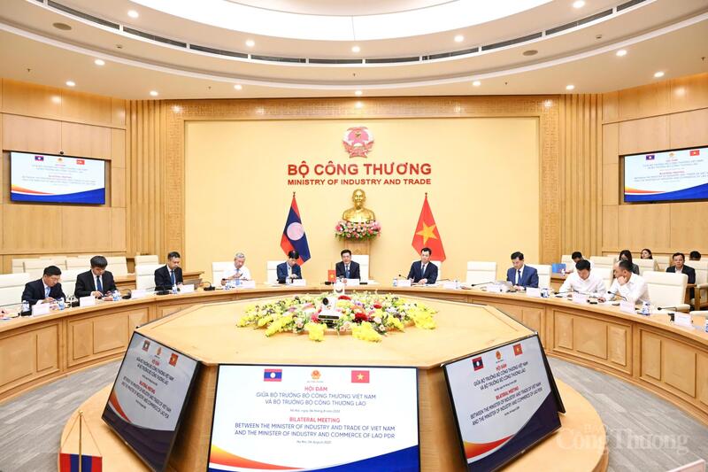 Tại hội đàm, Bộ trưởng Bộ Công Thương Nguyễn Hồng Diên cho biết, thương mại hai nước Việt Nam - Lào đang có những bước phát triển tích cực