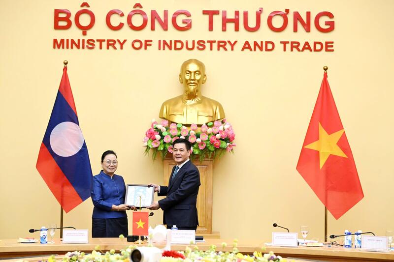 Bộ trưởng Bộ Công Thương Nguyễn Hồng Diên chụp ảnh chung với Đại sứ Lào tại Việt Nam Khamphao Ernthavanh