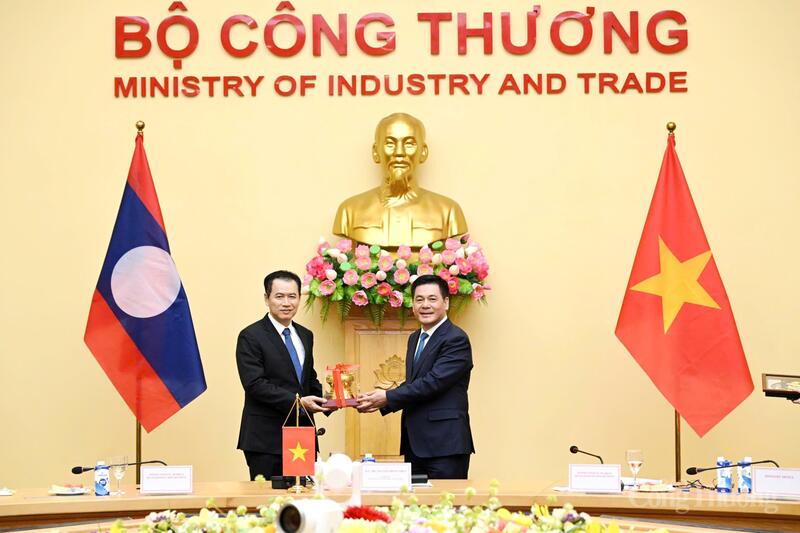Bộ trưởng Nguyễn Hồng Diên chụp ảnh chung với Bộ trưởng Bộ Công Thương Lào