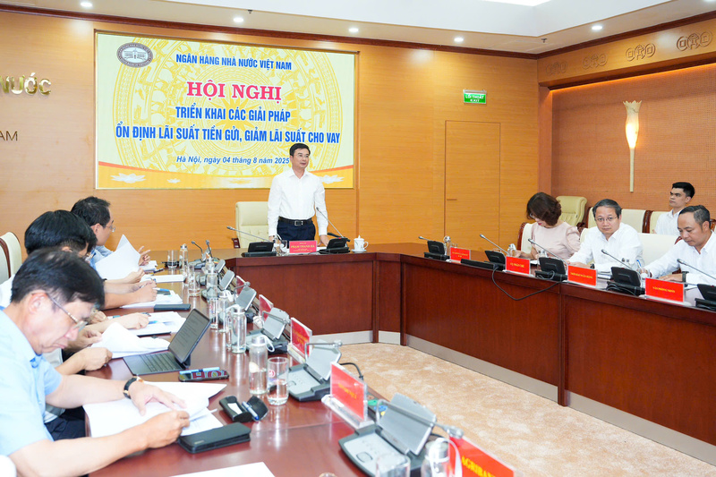 Hội nghị triển khai các giải pháp ổn định lãi suất tiền gửi, giảm lãi suất cho vay. Ảnh: Hoàng Giáp