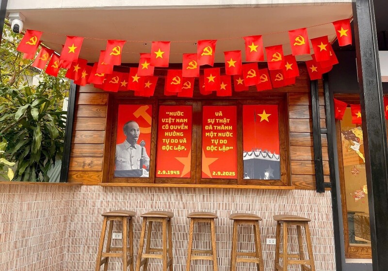Áo phông, cờ đỏ sao vàng bán chạy trước thềm Quốc khánh 2/9 - 7