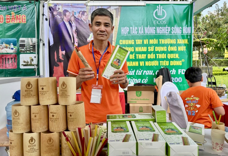 Ông Lê Văn Tám, Giám đốc Hợp tác xã (HTX) Dịch vụ Nông nghiệp Sông Hồng. Ảnh: Hà Minh
