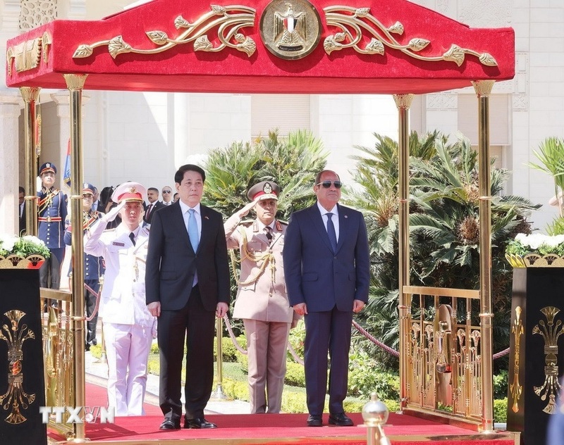 Tổng thống Ai Cập Abdel Fattah El-Sisi và Chủ tịch nước Lương Cường trên bục danh dự nghe quân nhạc cử quốc thiều hai nước. Ảnh: Lâm Khánh/TTXVN