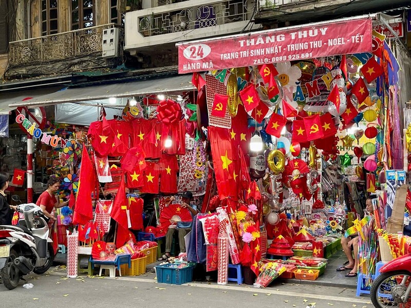 Gian hàng với nhiều mẫu mã đa dạng in họa tiết Quốc kỳ sẵn sàng phục vụ nhu cầu cho dịp lễ.