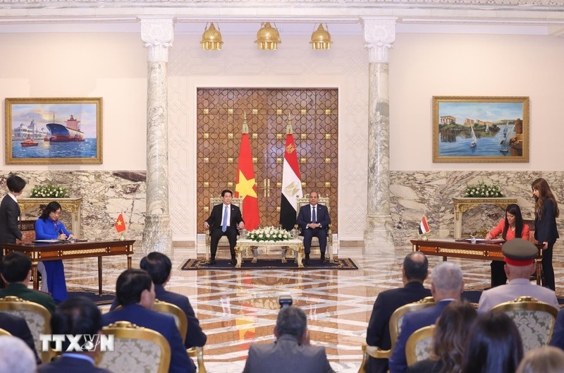 Chủ tịch nước Lương Cường và Tổng thống Ai Cập Abdel Fattah El-Sisi chứng kiến lễ ký Bản ghi nhớ giữa Bộ Công Thương Việt Nam với Bộ Kế hoạch, Phát triển kinh tế và hợp tác quốc tế Ai Cập về hợp tác phát triển kinh tế. Ảnh: Lâm Khánh/TTXVN