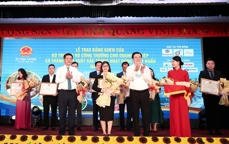 Bà Hà Thị Hòa Bình - Phó Giám đốc, Đại diện Vedan Việt Nam nhận bằng khen vì thành tích nổi bật trong hoạt động xuất khẩu