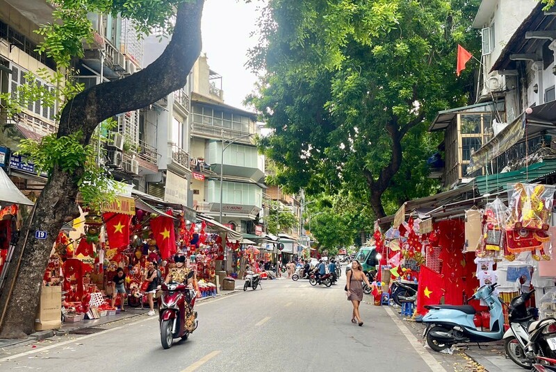 Các cửa hàng trên Phố Hàng Mã ngập tràn cờ Tổ quốc và không khí lễ hội.