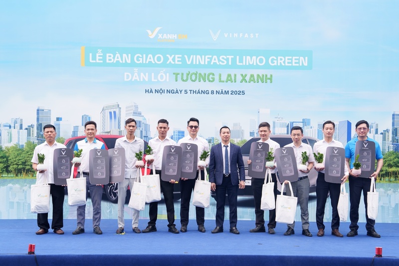 Sự kiện bàn giao xe Limo Green chỉ sau 7 tháng ra mắt và hơn 4 tháng nhận đặt hàng tiếp tục đánh dấu một cột mốc mới trong hành trình phát triển của VinFast