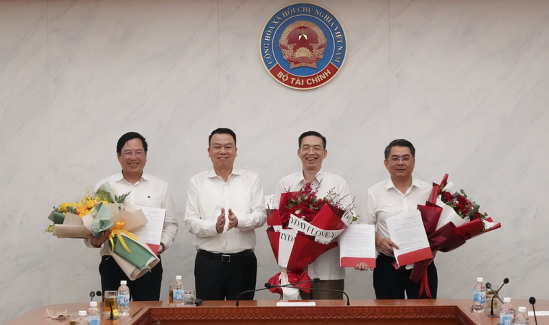 Thứ trưởng Bộ Tài chính Nguyễn Đức Chi tặng hoa các cán bộ được điều động, bổ nhiệm. Ảnh: Tuệ Anh/BTC