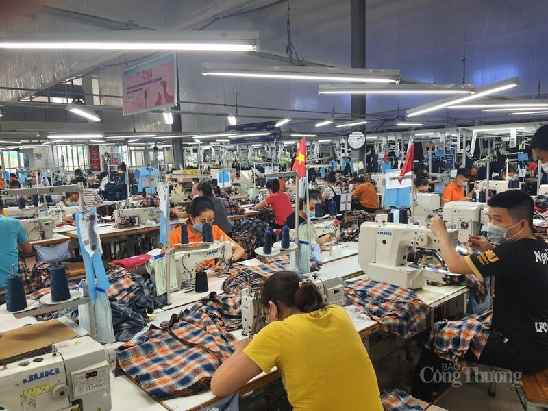 Sản xuất hàng may mặc tại một cơ sở ở tỉnh Quảng Trị