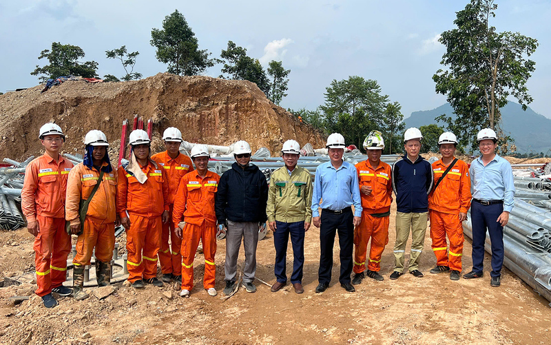 Lãnh đạo PTC1 thăm hỏi, động viên kỹ sư, công nhân của đơn vị tham gia dựng cột Dự án đường dây 500kV Lào Cai – Vĩnh Yên
