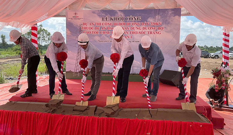 Các đại biểu thực hiện nghi thức khởi công