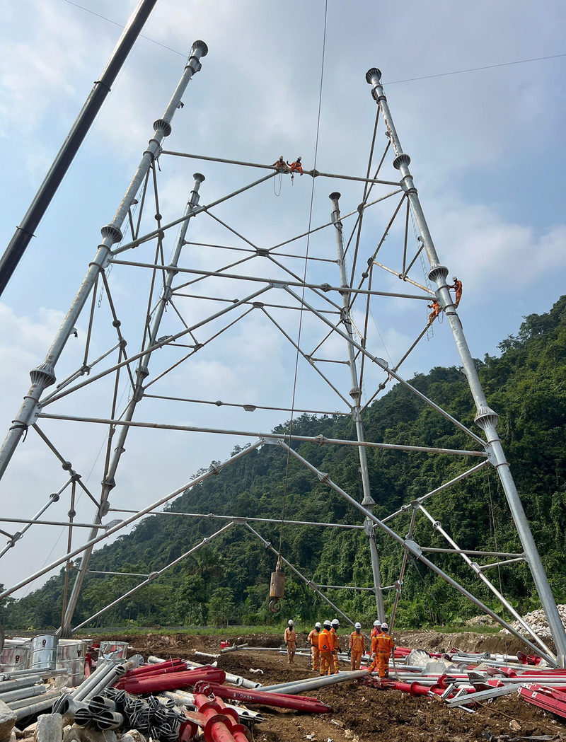 Công ty Truyền tải điện 1 triển khai dựng cột Dự án đường dây 500kV Lào Cai – Vĩnh Yên