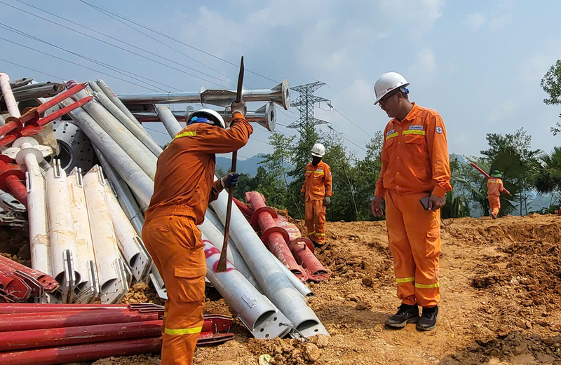 Công ty Truyền tải điện 2 triển khai dựng cột vị trí 106 Dự án đường dây 500kV Lào Cai - Vĩnh Yên